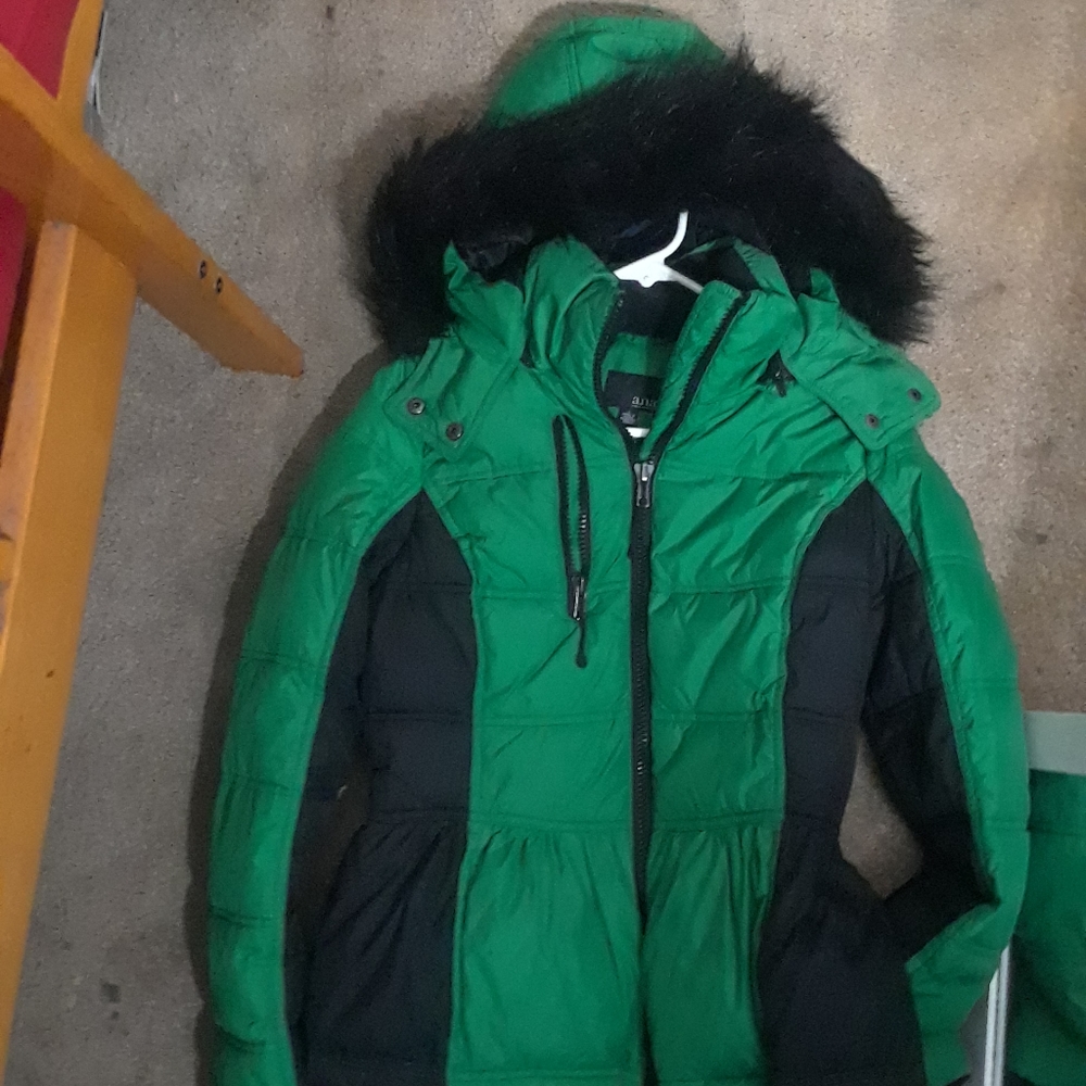 Girls Puffy Jacket.Size Small 8-10.Brand New